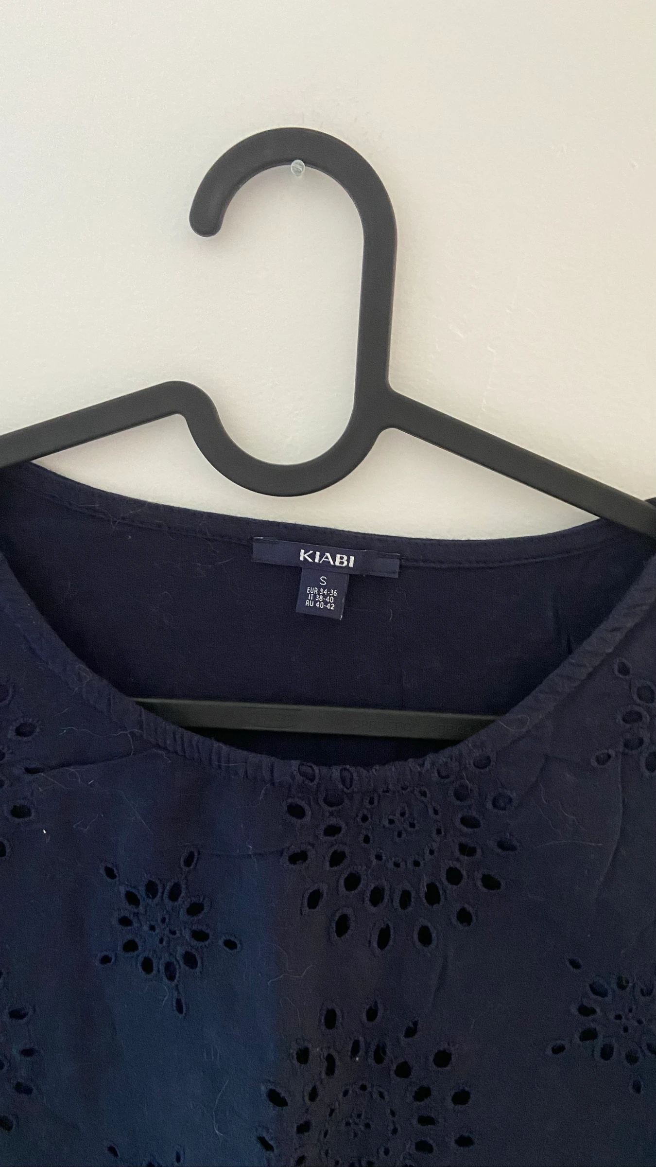 Haut bleu marine avec motif dentelle Taille S – photo 4